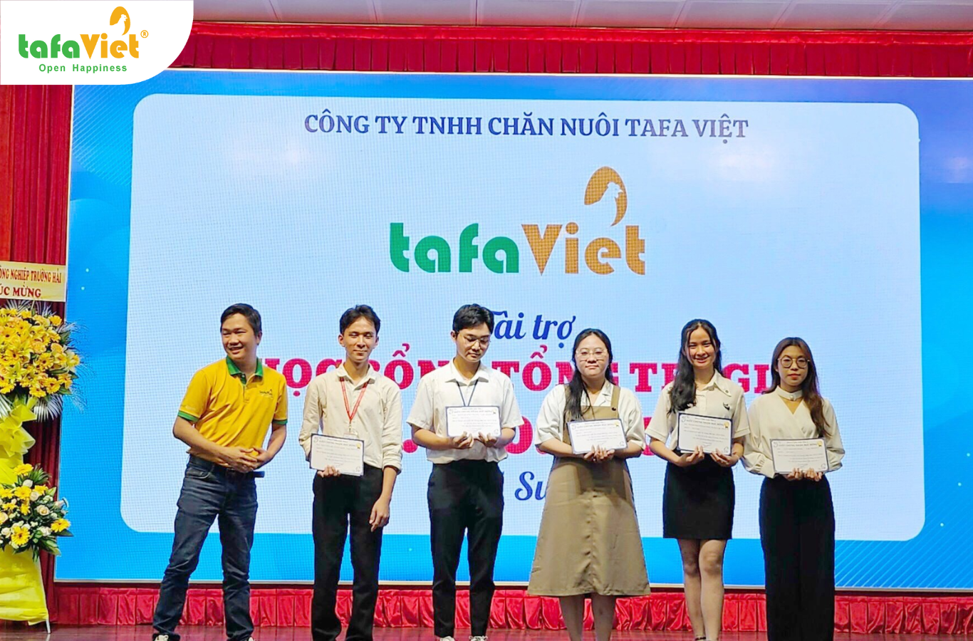 5 em sinh viên có thành tích xuất sắc trong học tập