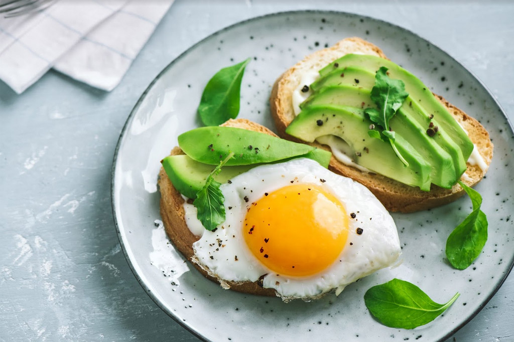 Trứng gà giúp ngăn ngừa tích tụ cholesterol và giảm nguy cơ mắc bệnh tim, đột quỵ